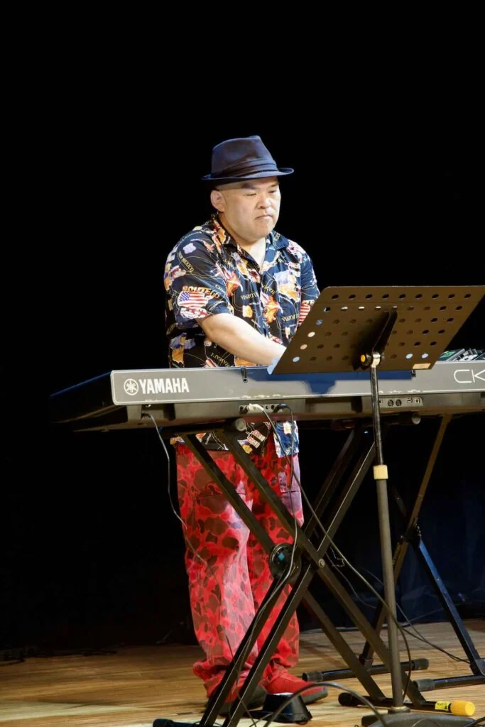 飯能音楽祭でキーボードを弾くジミーちゃん。