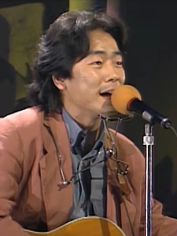 1992년 무대에서 기타를 연주하며 노래하는 김광석
