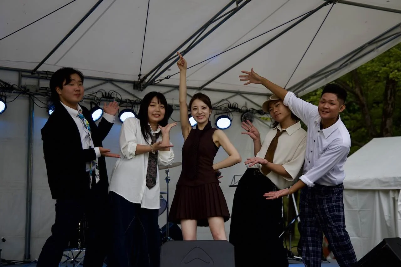 후쿠오카의 가을 축제에 울려 퍼진 카노우 미유의 노래 ― 도오카에비스 신사 「だいこく祭2026」 · 원문 수록 현장 사진