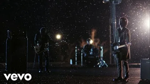 back number’s “Christmas Song”: A Solitary Confession in a Festive Street