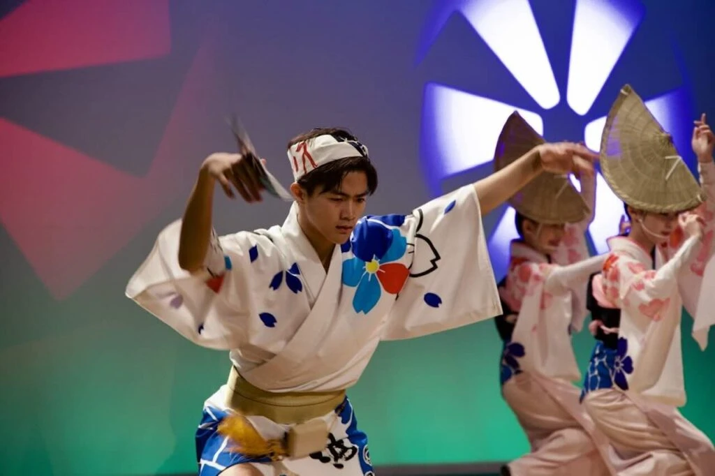 Lowered movement and upright posture share the stage.