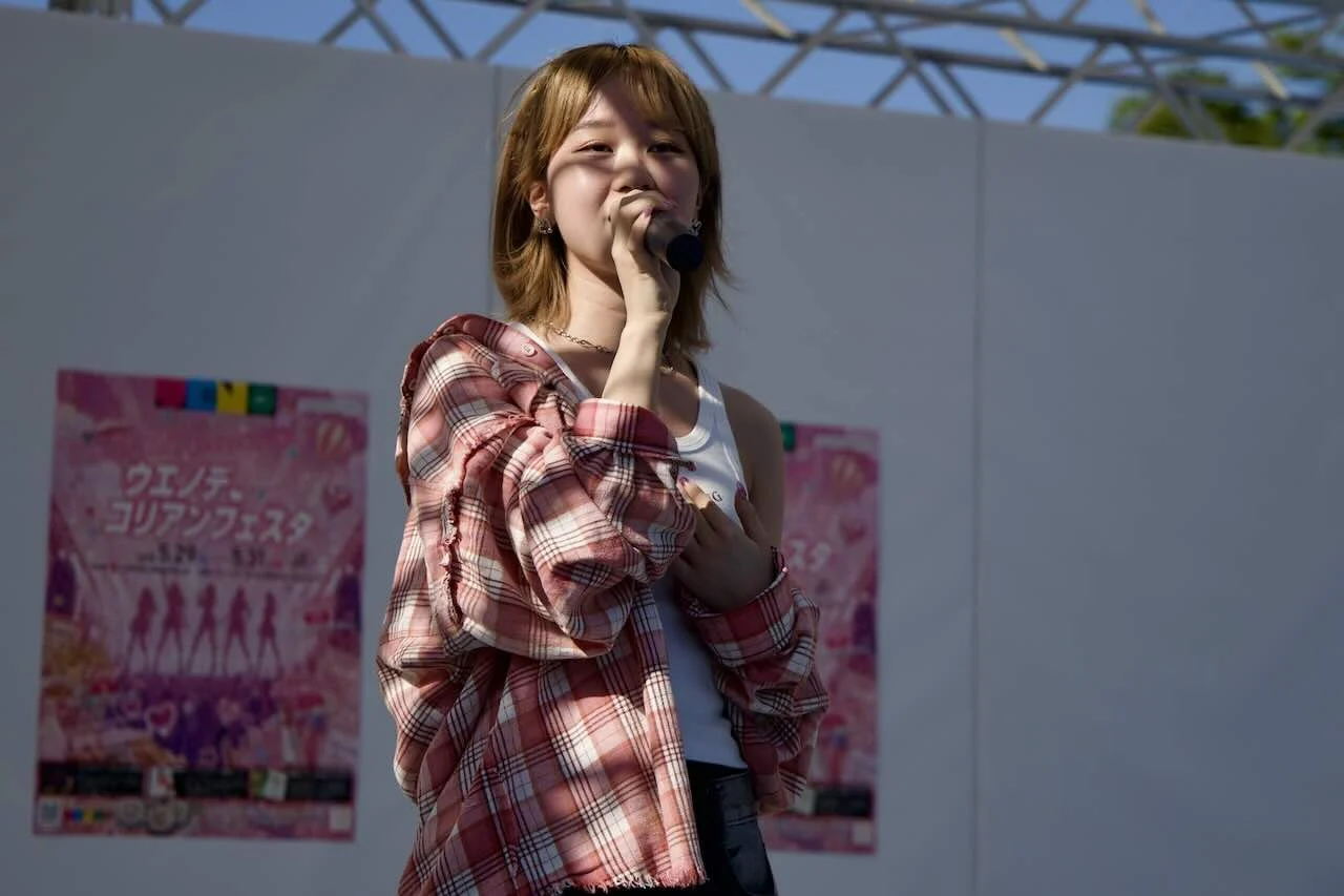 Saki singing on the Uenode Korean Festa stage
