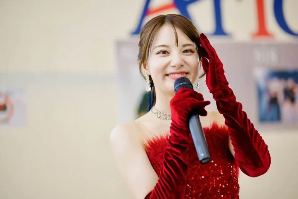 SIS와 카노우 미유, 가까운 무대가 만드는 밀도 — 아리오 아게오