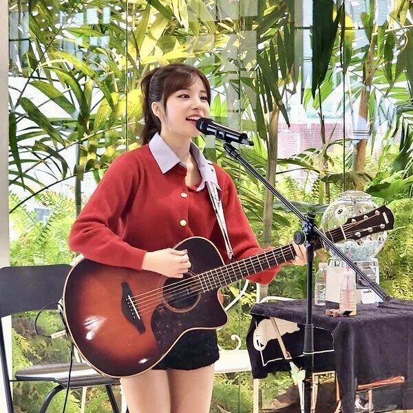 기타를 치며 노래하는 카노우 미유 · 2026년 1월 18일 서울 팬미팅